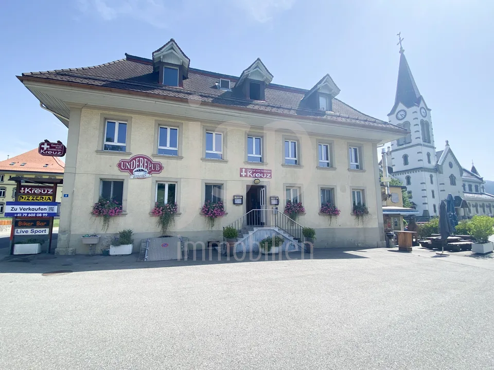 Mitten im Dorfzentrum von Plaffeien das Restaurant zum goldenen Kreuz – Foto 3 von 9