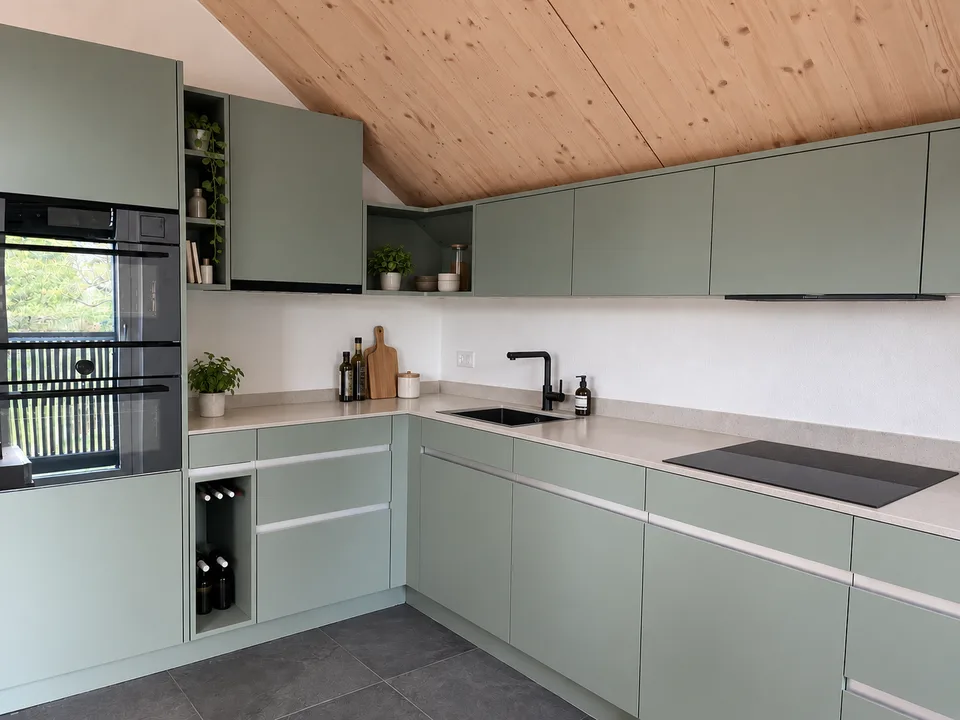 New and modern 3.5-room attic apartment with a view of the green – photo 3 of 9