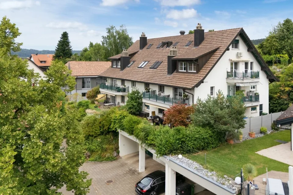 Maisonette rénovée dans un environnement vert avec vue sur le lac de Pfäffikersee et les Alpes – photo 2 sur 12