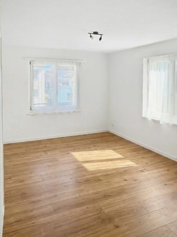 Geräumige 4.5 Zimmer-Wohnung an zentraler Lage – Foto 5 von 9