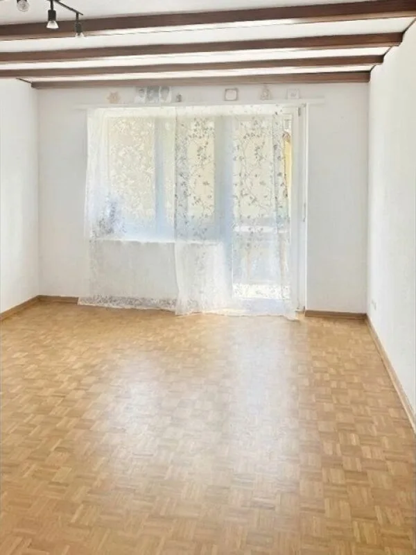 Geräumige 4.5 Zimmer-Wohnung an zentraler Lage – Foto 3 von 9