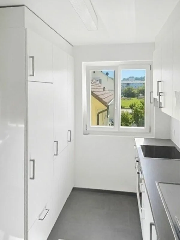 Geräumige 4.5 Zimmer-Wohnung an zentraler Lage – Foto 2 von 9