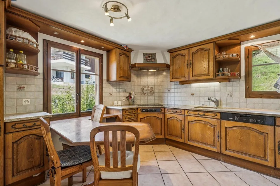 Grand chalet de 7 pièces avec appartement d'appoint et vue magnifique à Château-d'Oex VD – photo 4 sur 18