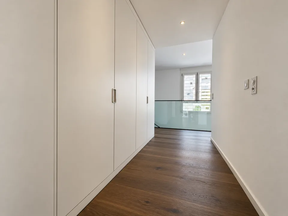 EXKLUSIVE MAISONETTE-WOHNUNG - ERSTVERMIETUNG NACH HOCHWERTIGER KOMPLETTSANIERUNG – Foto 2 von 13