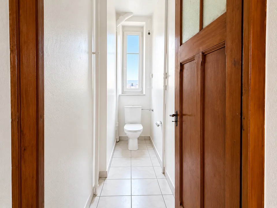 Magnifique appartement rénové de 2 pièces avec un balcon – photo 2 sur 4
