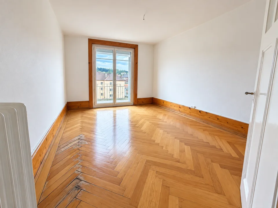 Sublime 2-room apartment with balcony – photo 3 of 4