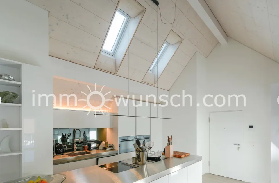 Modern ausgestattete, sowie helle 2.5 Zi. Dach-Eigentumswohnung – Foto 2 von 11