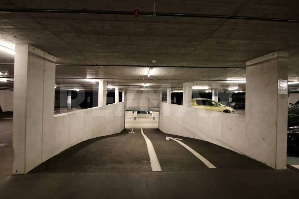 Espace de stationnement en parking souterrain spacieux dans l'ensemble immobilier Schlossbungert à Zizers – photo 2 sur 4