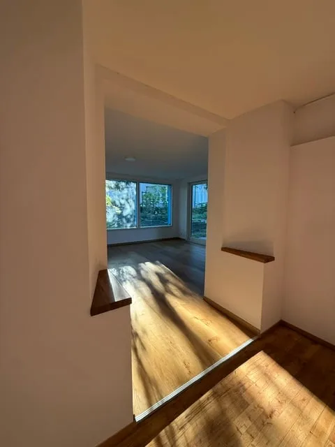 Premier loyer après rénovation, spacieux appartement 3.5 pièces au rez-de-chaussée avec terrasse et jardin – photo 11 sur 17