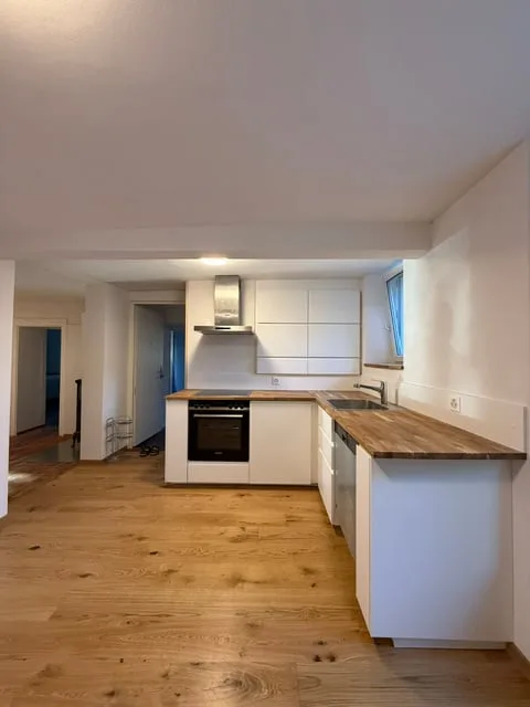 Premier loyer après rénovation, spacieux appartement 3.5 pièces au rez-de-chaussée avec terrasse et jardin – photo 2 sur 17