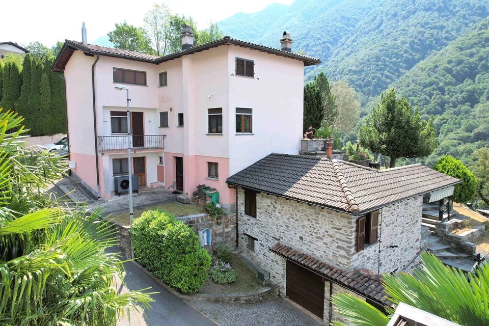 Spaziosa casa in collina con vista panoramica grande terreno e rustico in pietra – foto 2 di 21
