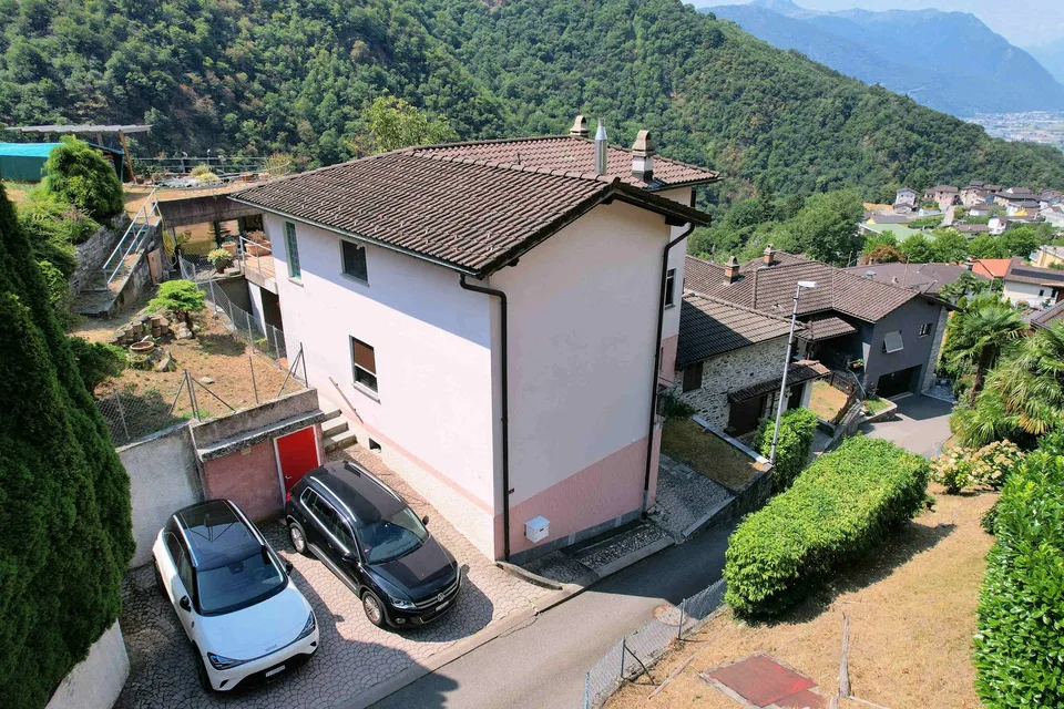 Spaziosa casa in collina con vista panoramica grande terreno e rustico in pietra – foto 4 di 21