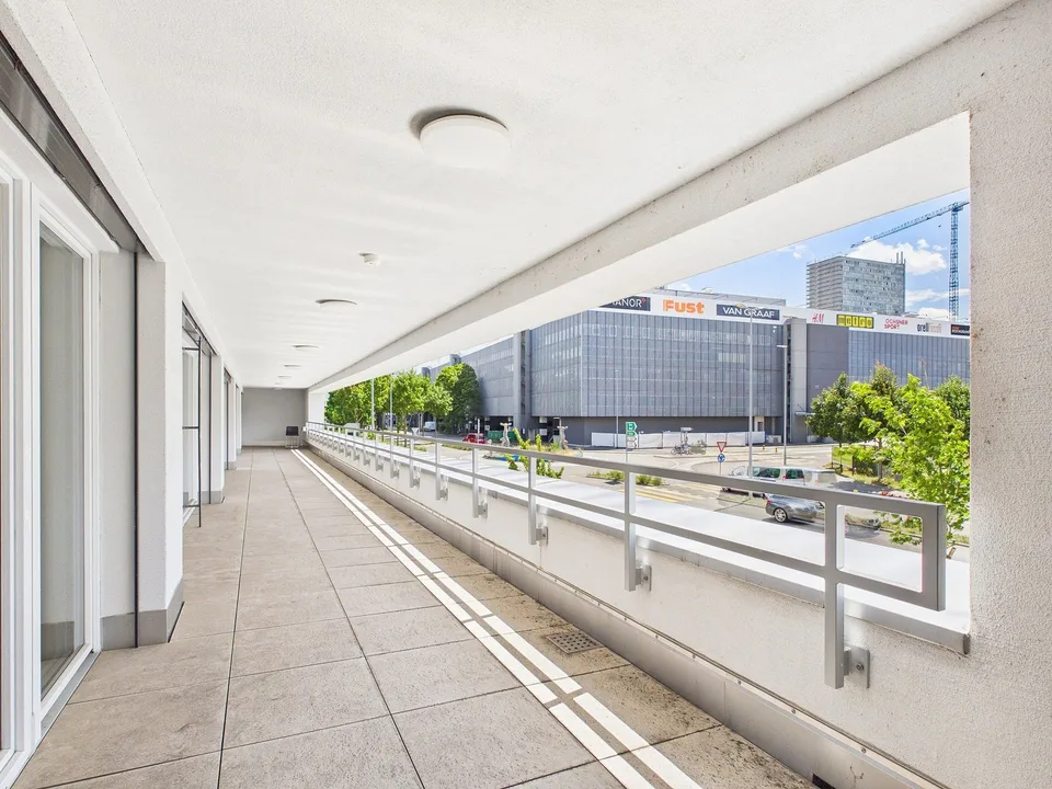 Modern ausgebaute Bürofläche mit Terrasse – Foto 12 von 13