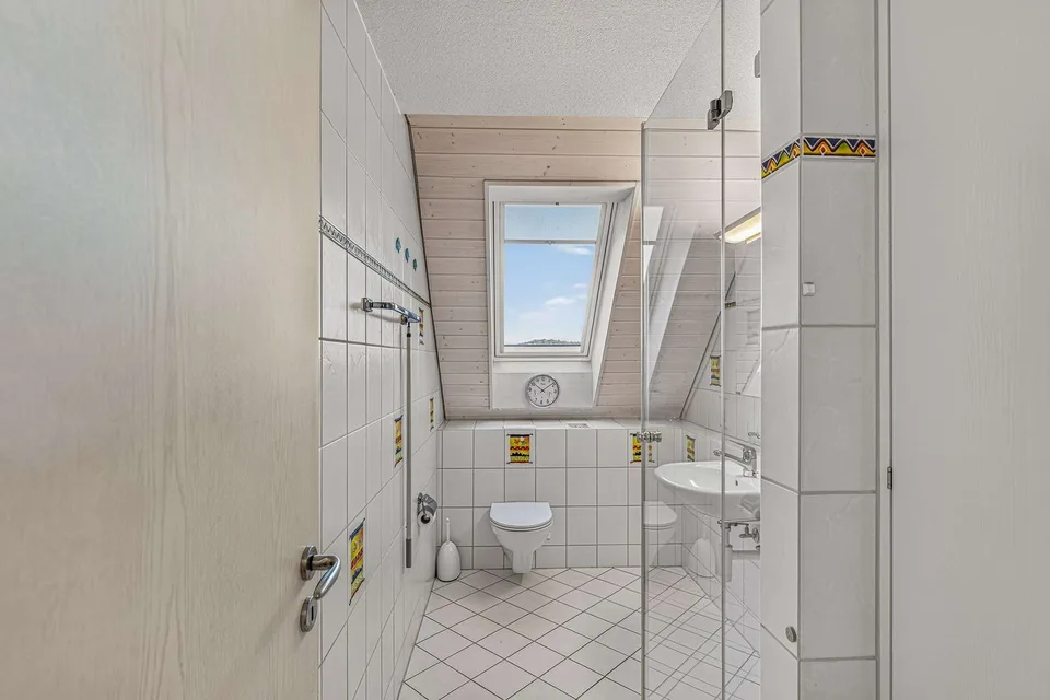 Gepflegte 4.5 Zimmer Dachmaisonette mit Terrasse und Schwedenofen – Foto 4 von 11