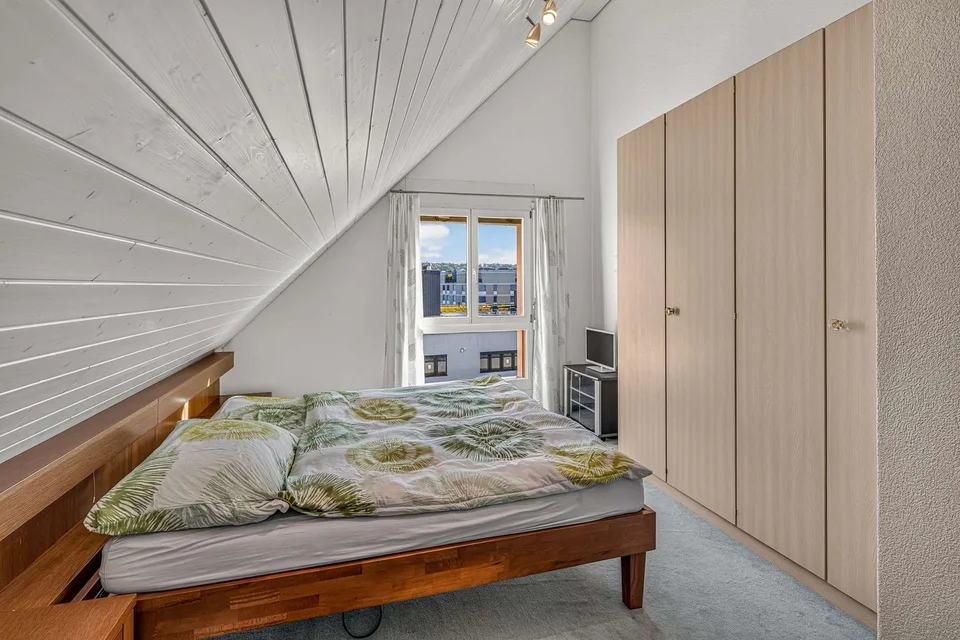 Gepflegte 4.5 Zimmer Dachmaisonette mit Terrasse und Schwedenofen – Foto 6 von 11