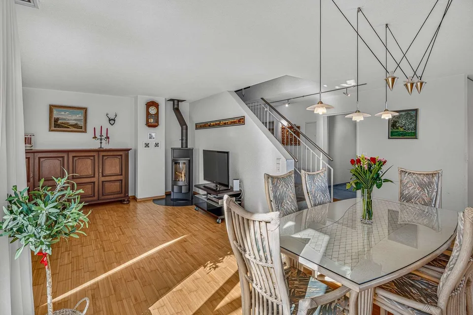 Gepflegte 4.5 Zimmer Dachmaisonette mit Terrasse und Schwedenofen – Foto 2 von 11