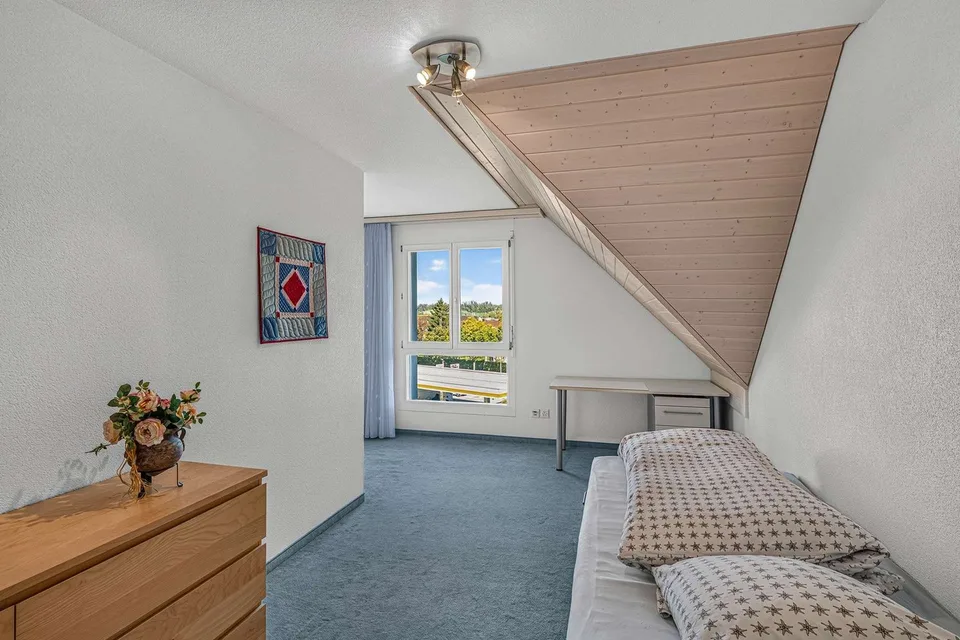 Gepflegte 4.5 Zimmer Dachmaisonette mit Terrasse und Schwedenofen – Foto 5 von 11