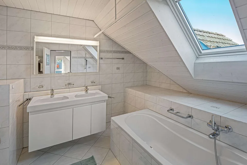 Gepflegte 4.5 Zimmer Dachmaisonette mit Terrasse und Schwedenofen – Foto 7 von 11