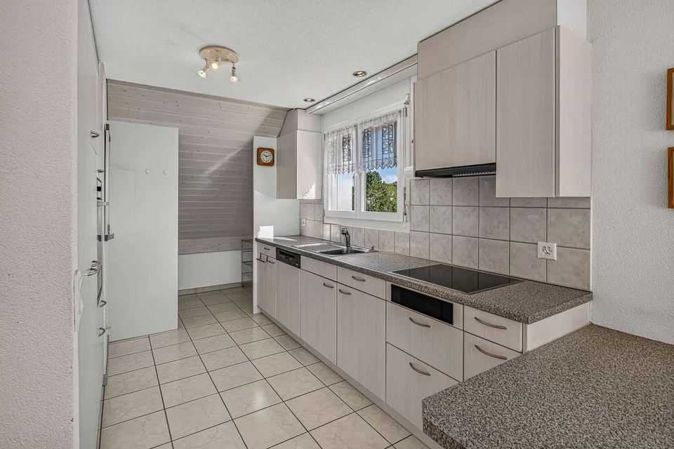 Gepflegte 4.5 Zimmer Dachmaisonette mit Terrasse und Schwedenofen – Foto 3 von 11