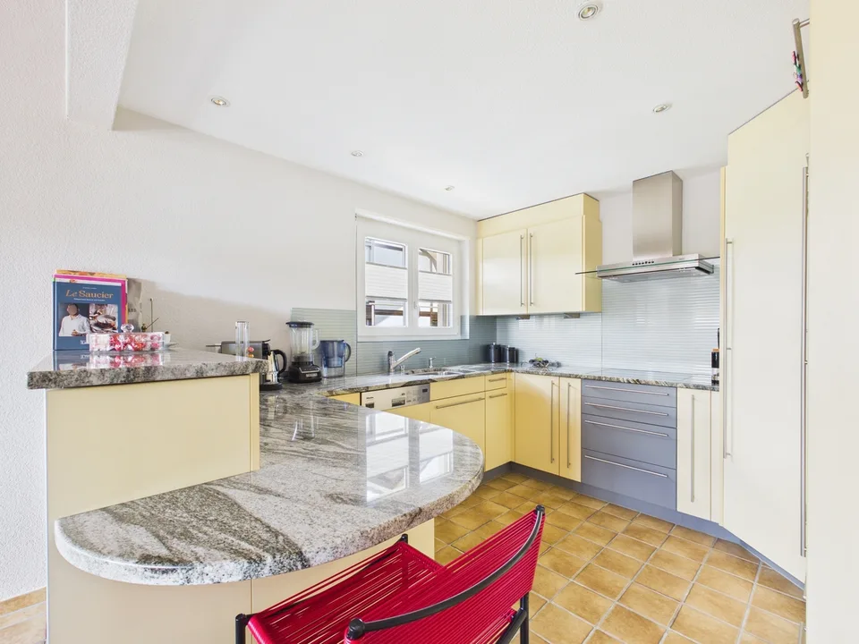 Maison familiale de 5,5 pièces bien entretenue avec environnement spacieux – photo 4 sur 13