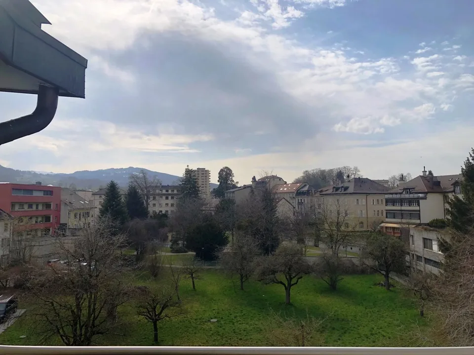 Appartement de 3,5 pièces en duplex au 4ème étage avec balcon et vue sur jardin et montagnes. – photo 2 sur 10