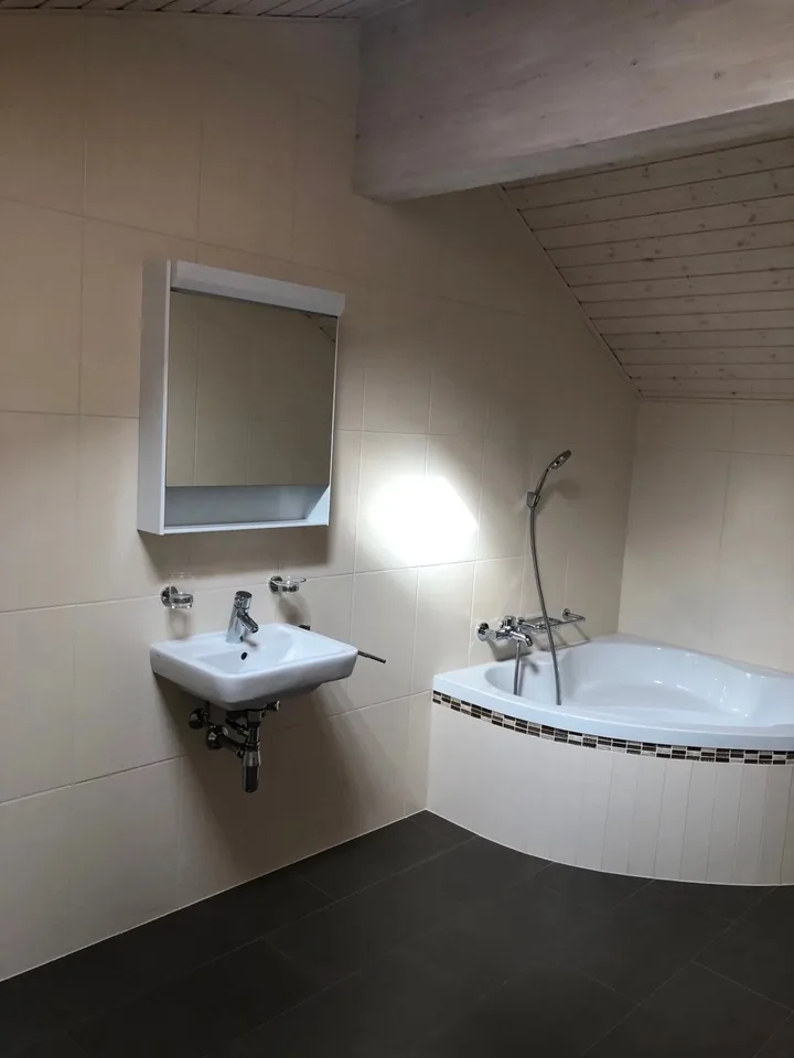 Appartement de 3,5 pièces en duplex au 4ème étage avec balcon et vue sur jardin et montagnes. – photo 7 sur 10