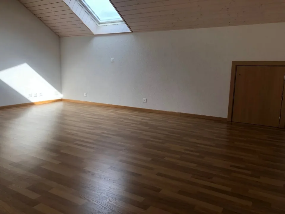 Appartement de 3,5 pièces en duplex au 4ème étage avec balcon et vue sur jardin et montagnes. – photo 6 sur 10