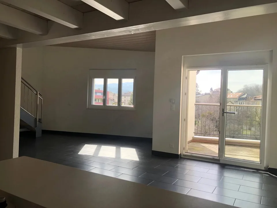 Appartement de 3,5 pièces en duplex au 4ème étage avec balcon et vue sur jardin et montagnes. – photo 5 sur 10