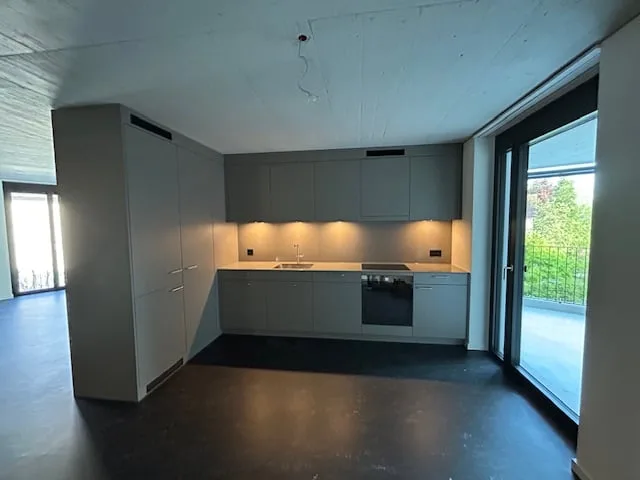 Moderne Wohnung mit zwei Badezimmern, Waschturm und Balkon – Foto 6 von 8