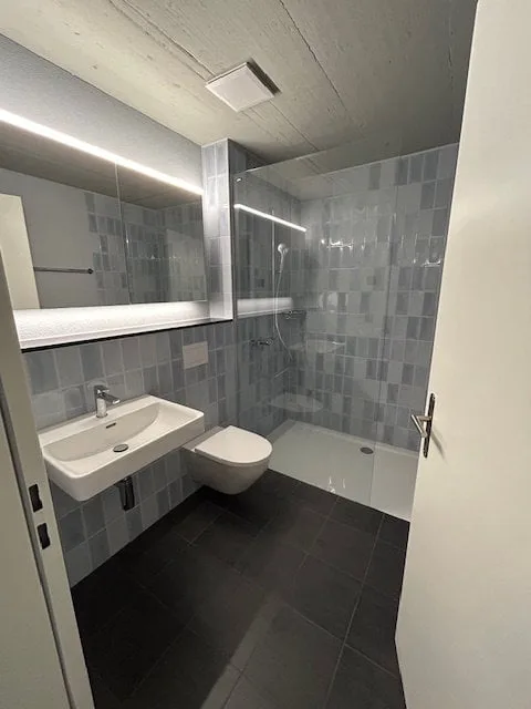 Moderne Wohnung mit zwei Badezimmern, Waschturm und Balkon – Foto 2 von 8