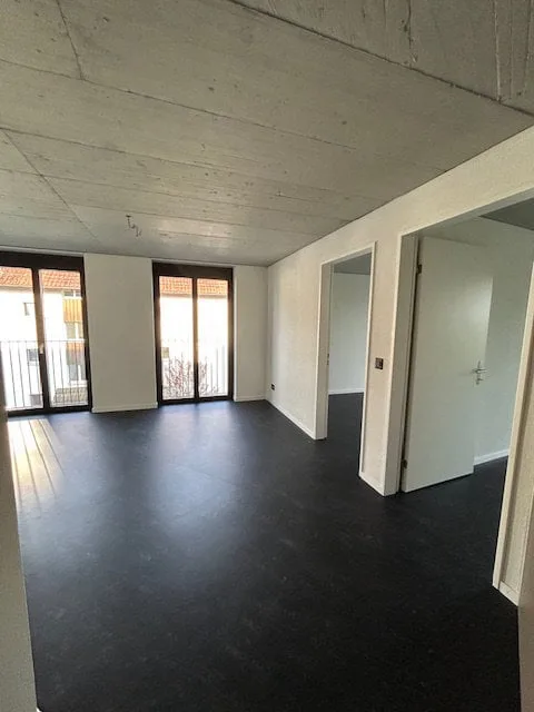 Moderne Wohnung mit zwei Badezimmern, Waschturm und Balkon – Foto 4 von 8