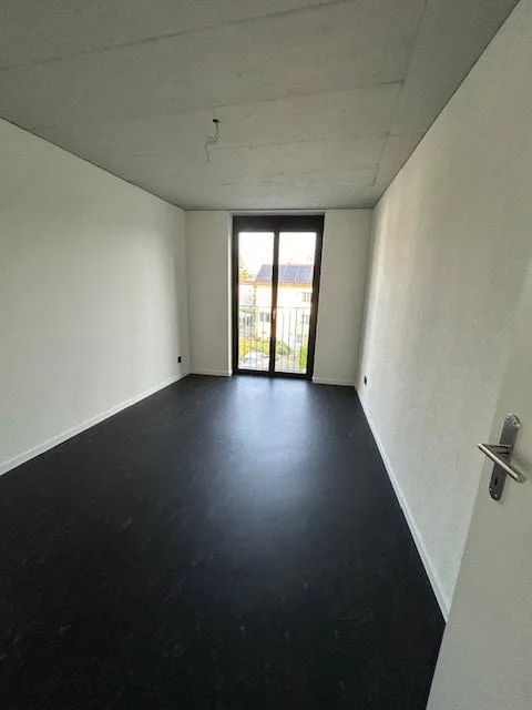 Moderne Wohnung mit zwei Badezimmern, Waschturm und Balkon – Foto 5 von 8