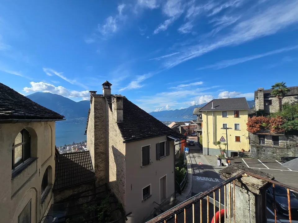 Großes Haus mit Seeblick, renovierungsbedürftig, mit Vorentwurf – foto 4 di 5