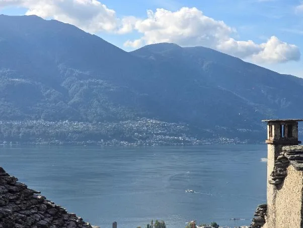 Großes Haus mit Seeblick, renovierungsbedürftig, mit Vorentwurf – foto 2 di 5
