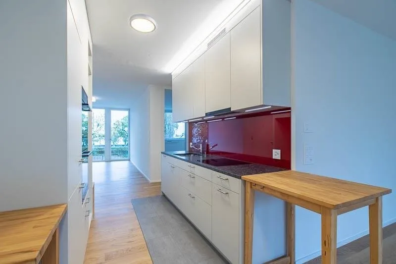 Appartement exclusif 2.5 pièces avec vue sur le lac et espace de jardin – photo 4 sur 10
