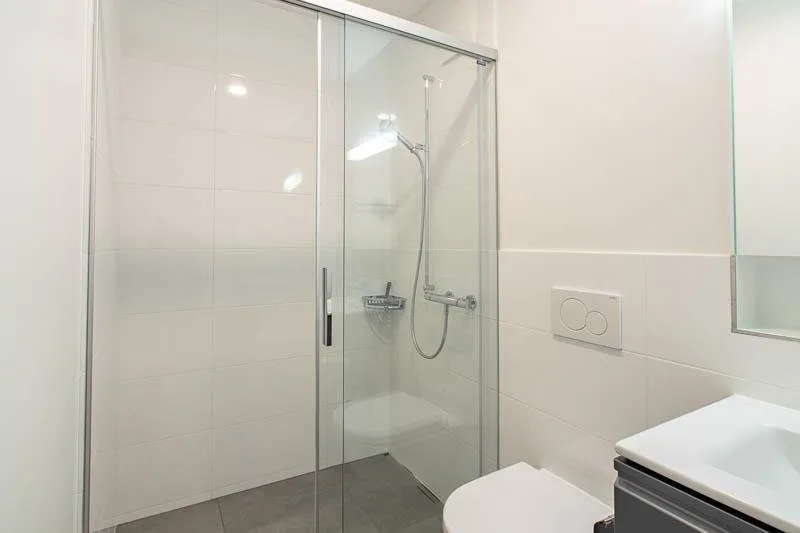 Appartement exclusif 2.5 pièces avec vue sur le lac et espace de jardin – photo 8 sur 10