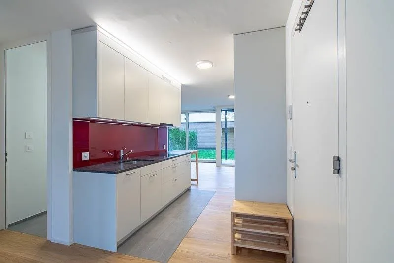 Appartement exclusif 2.5 pièces avec vue sur le lac et espace de jardin – photo 3 sur 10