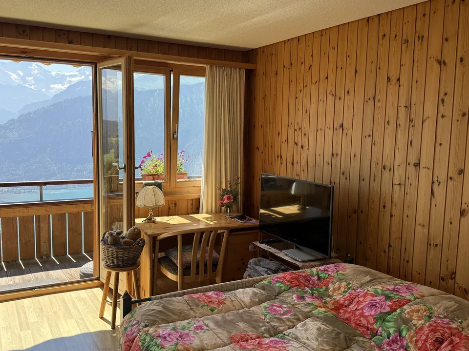 Charmant appartement de 3,5 pièces au dernier étage avec vue imprenable à Beatenberg – photo 12 sur 23