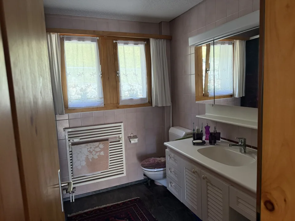Charmant appartement de 3,5 pièces au dernier étage avec vue imprenable à Beatenberg – photo 6 sur 23