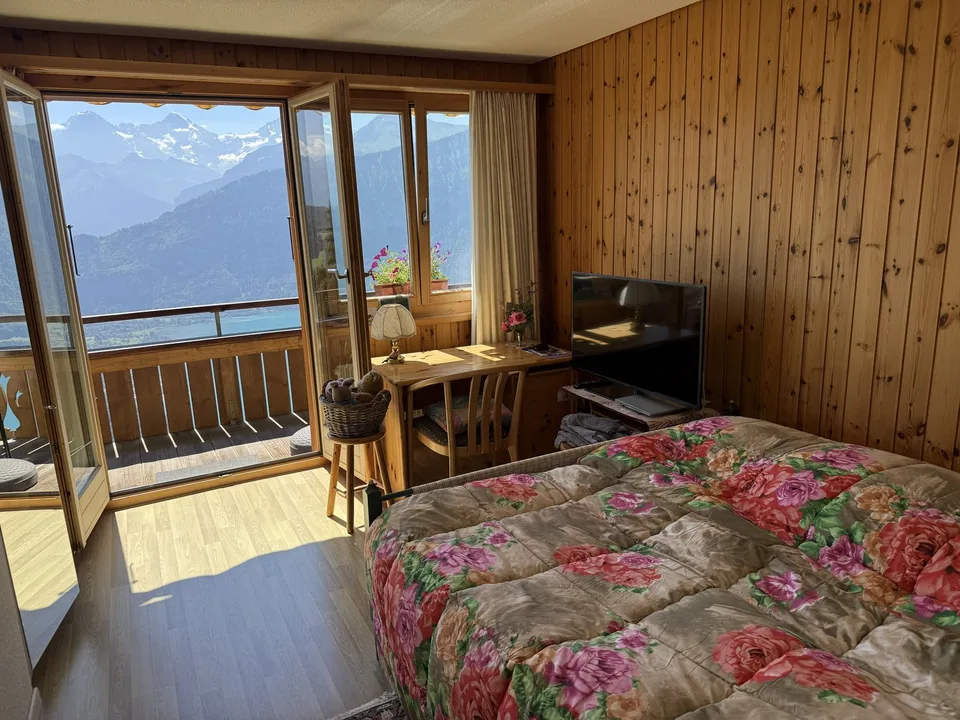 Charmant appartement de 3,5 pièces au dernier étage avec vue imprenable à Beatenberg – photo 9 sur 23
