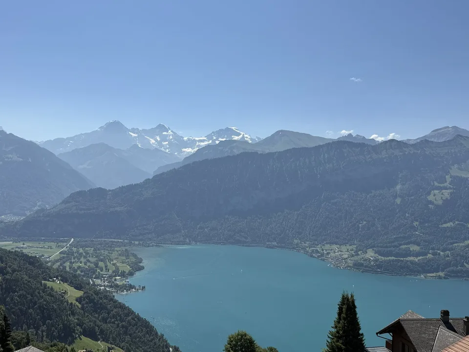 Charmant appartement de 3,5 pièces au dernier étage avec vue imprenable à Beatenberg – photo 22 sur 23