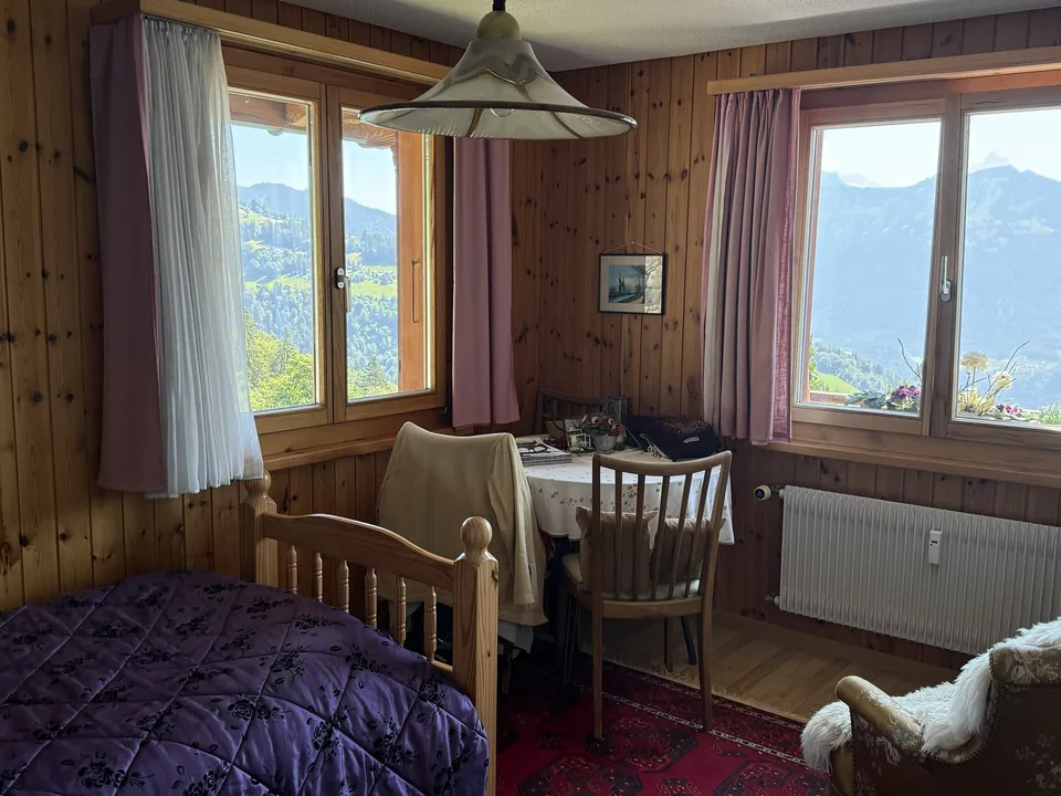 Charmant appartement de 3,5 pièces au dernier étage avec vue imprenable à Beatenberg – photo 10 sur 23