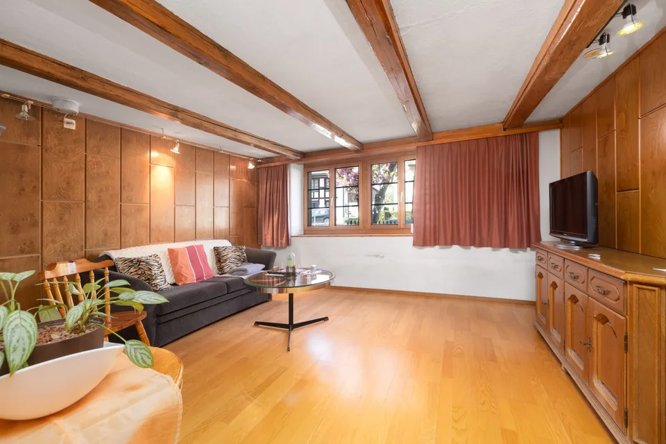 Inviting single-family house with development potential – photo 3 of 10