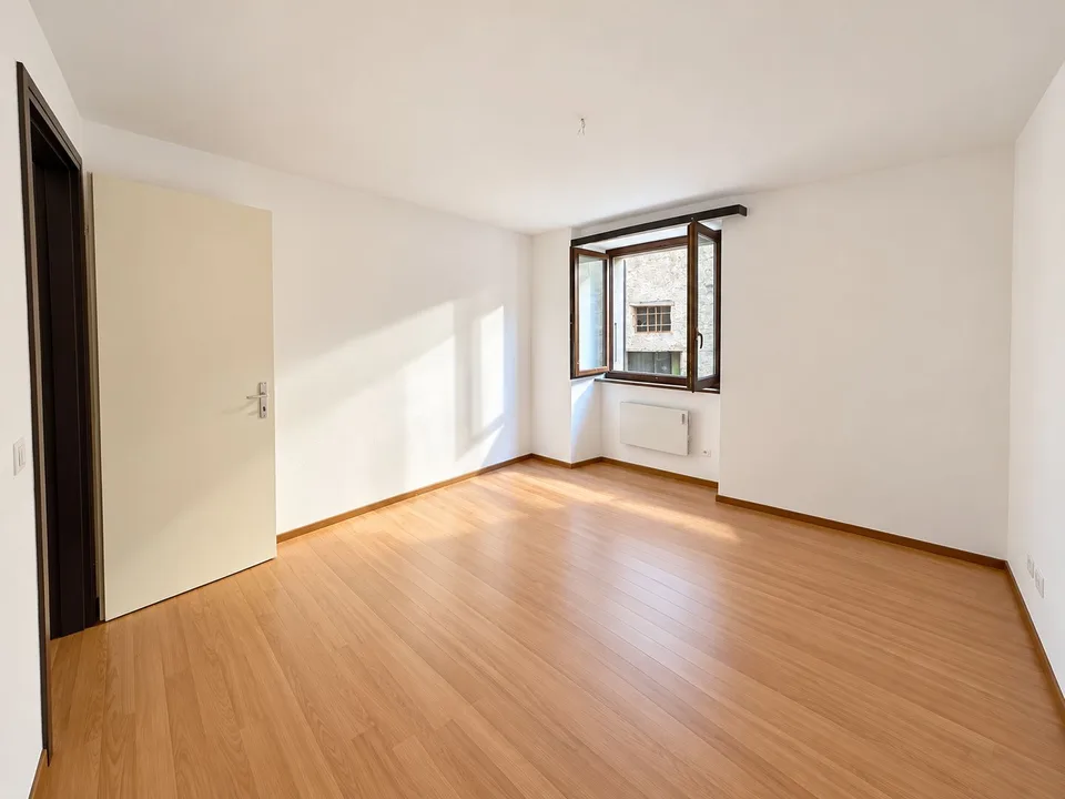 Charmante 2.5-Zimmer-Duplexwohnung mit Atelier/Studio im Dorfzentrum von Novaggio – Foto 4 von 4
