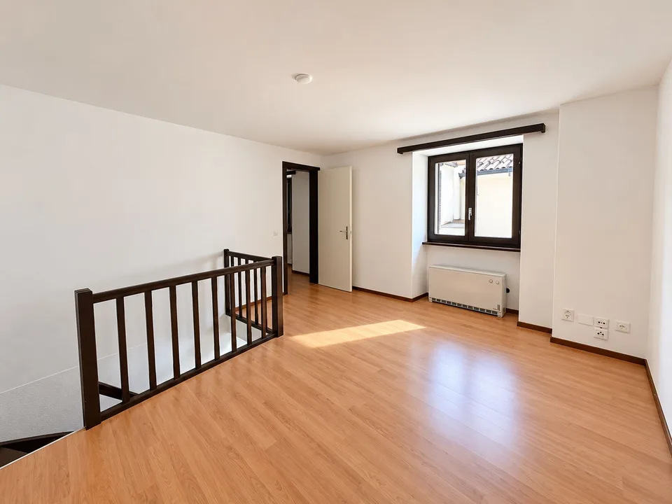 Charmante 2.5-Zimmer-Duplexwohnung mit Atelier/Studio im Dorfzentrum von Novaggio – Foto 3 von 4
