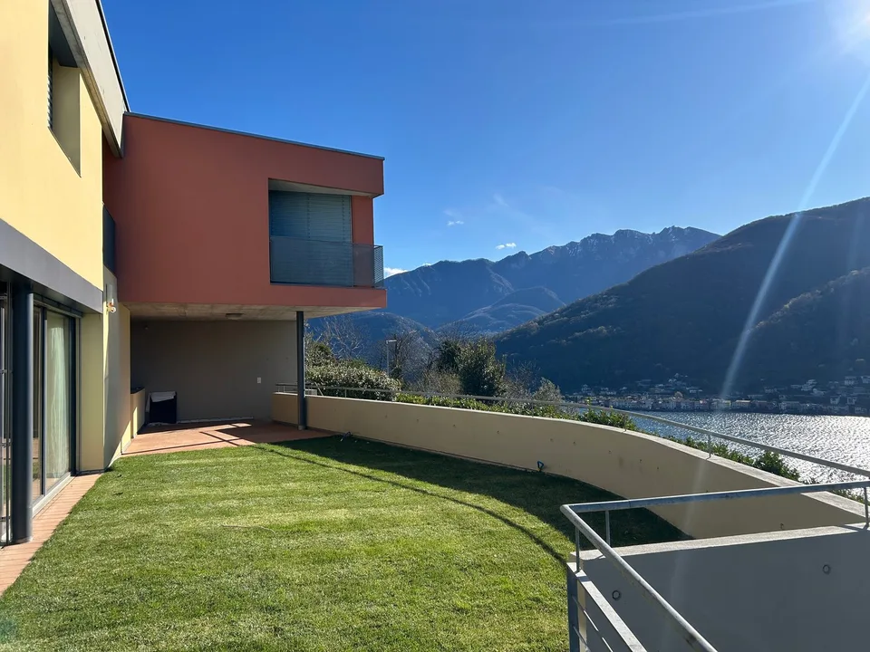 Detached house with lake view – photo 2 of 13