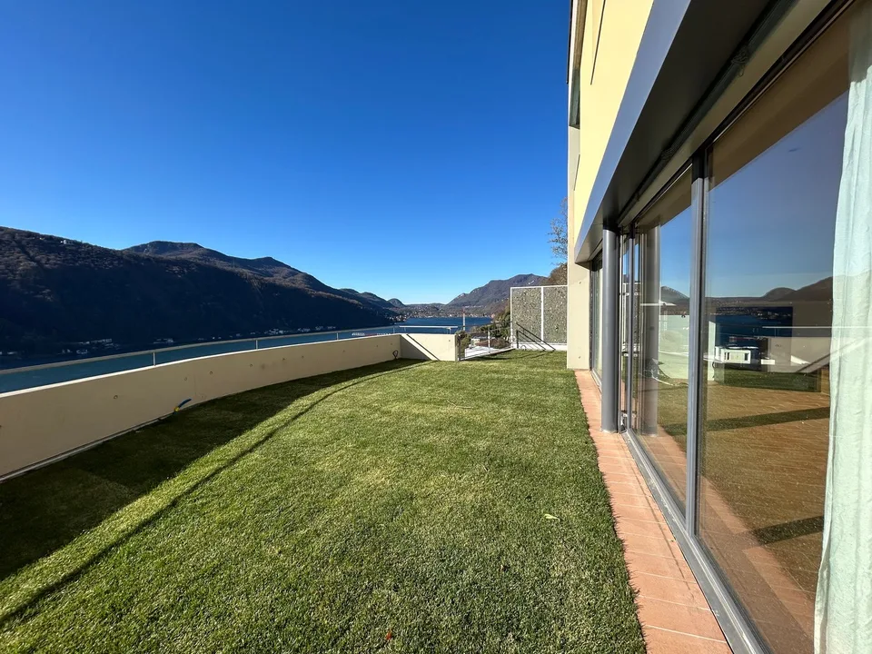 Detached house with lake view – photo 3 of 13