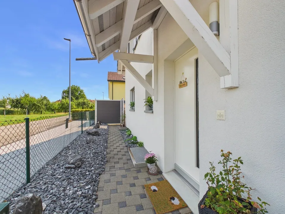 Modernes Einfamilienhaus mit Garten und schöner Weitsicht in Wolfwil – Foto 2 von 13