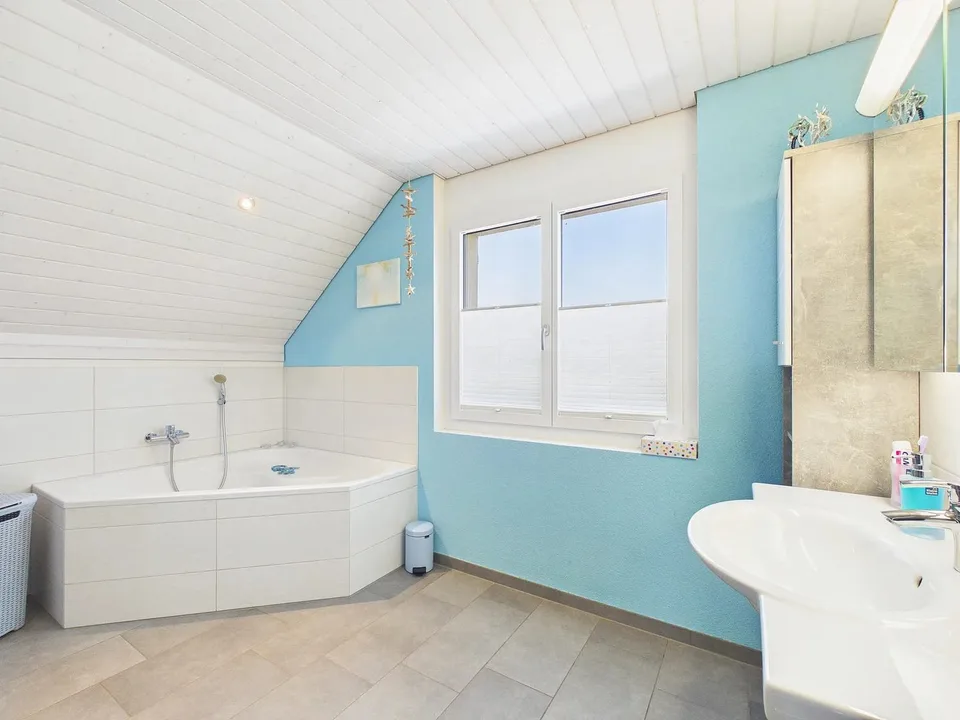 Modernes Einfamilienhaus mit Garten und schöner Weitsicht in Wolfwil – Foto 7 von 13