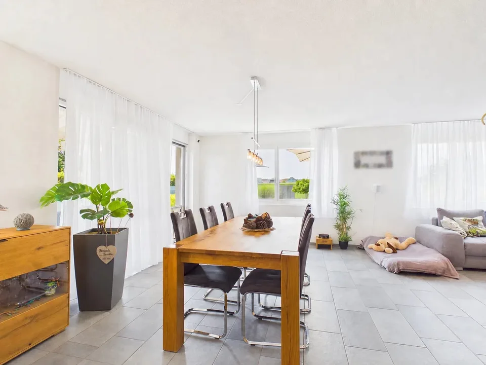 Modernes Einfamilienhaus mit Garten und schöner Weitsicht in Wolfwil – Foto 4 von 13